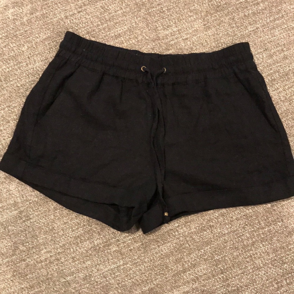 Black linens shorts with front pockets. Size med.